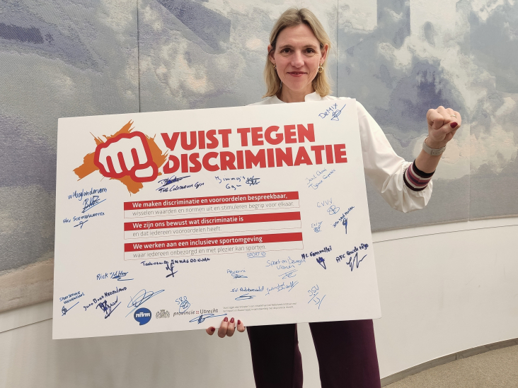 Mirjam Sterk gedeputeerde Sport maak een Vuist tegen discriminatie