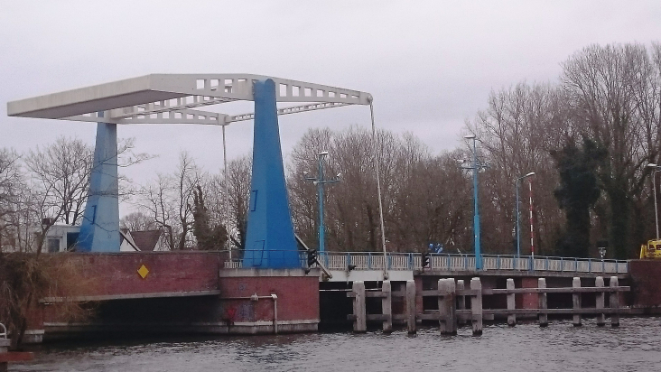De dichte Vreelandbrug in de Provincialeweg (N201) in Vreeland.
