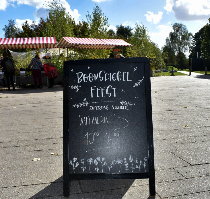 Bord met daarop "Boomspiegelfeest, 8 oktober. Afhaalpunt'