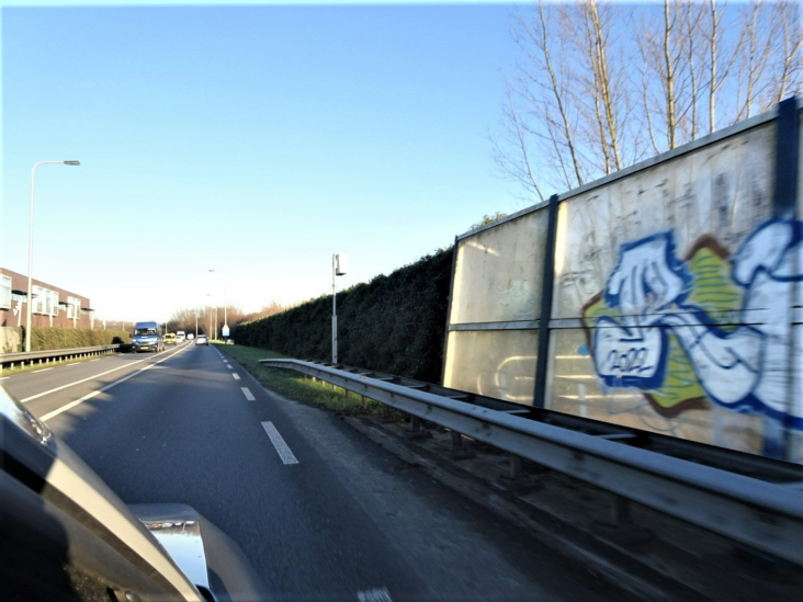 Afbeelding van 8 februari 2023 met daarop de nieuw geplaatste flitspaal langs de Weg der Verenigde Naties (N210)