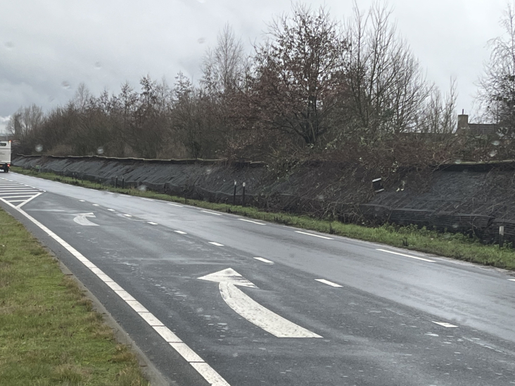 Foto uit januari 2023 van de ingezakte geluidwal langs de Rondweg-Oost in Veenendaal.