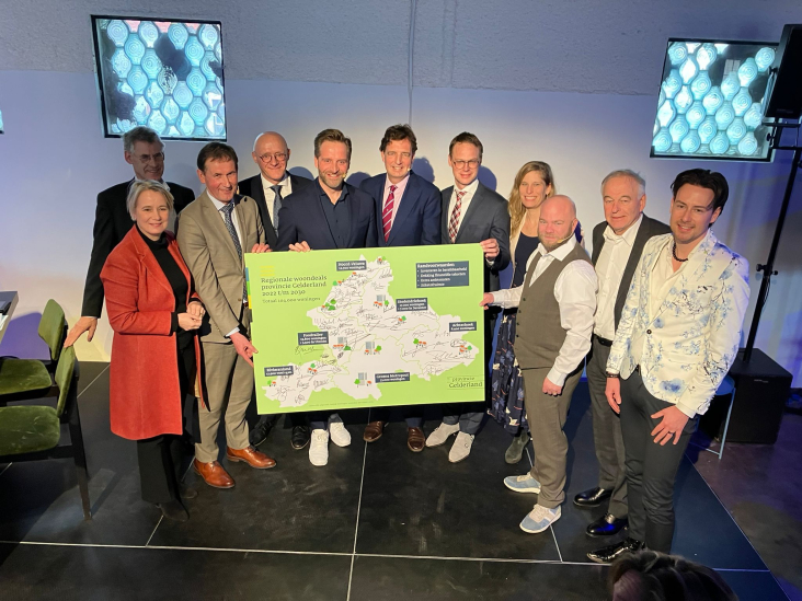 Diverse bestuurders bij ondertekening woondeal Foodvalley