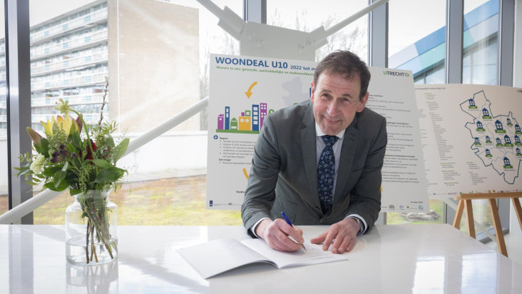 Rob van Muilekom bij de ondertekening woondeals provincie, U10 en regio Amersfoort