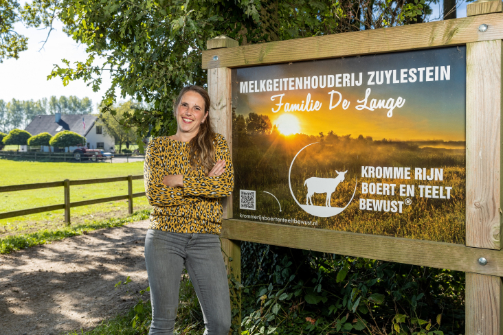 Geitenboerin Lisette de Lange bij haar boerderij