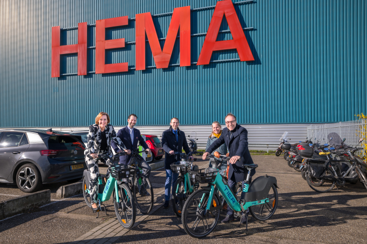 zetten wethouders Wouter van den Berg (Houten), Ellie Eggengoor (Nieuwegein), Lot van Hooijdonk (Utrecht) en gedeputeerde Arne Schaddelee bij de ondertekening van de samenwerkingsovereenkomst