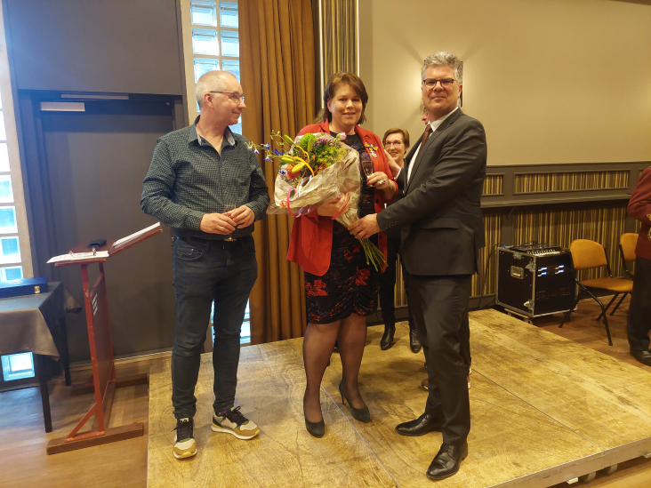 commissaris Hans Oosters feliciteert Marieke Lejeune met haar benoeming tot Lid in de Orde van Oranje-Nassau