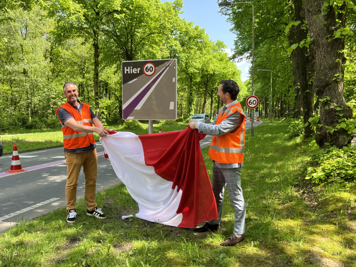 Gedeputeerde Arne Schaddelee van de provincie Utrecht trekt een doek af van een nieuw geplaatst 60 kilometerbord langs de N225 in Rhenen