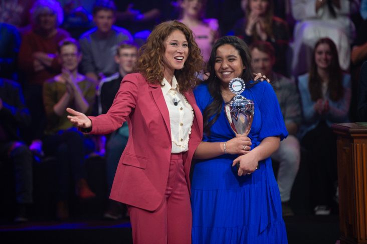 Presentatrice Amber Kortzorg met Intisar Maddoe die de beker voor grootste speechtalent in haar handen houdt