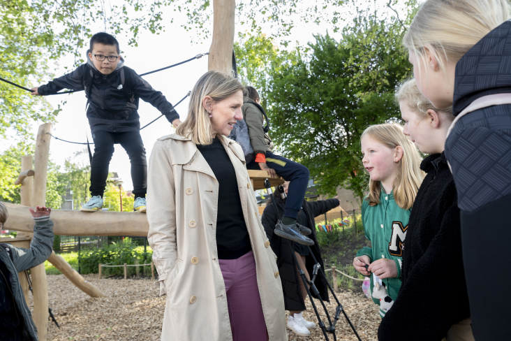 Mirjam Sterk in gesprek met schoolkinderen tijdens opening klimaatbestendig schoolplein