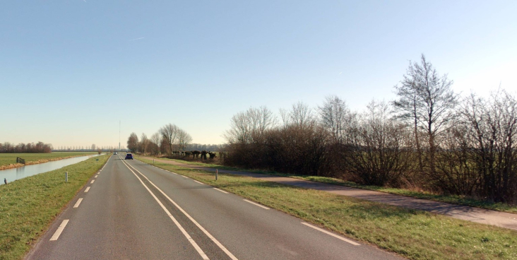Een afbeelding van de provinciale weg N210 bij Benschop met asfalt en bermen