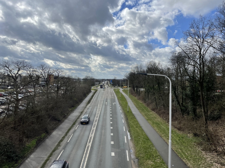 De Lijnweg (N233) in Rhenen, gefotografeerd vanaf de brug. Rijstroken met auto's, parallelweg, lantaarnpaal.