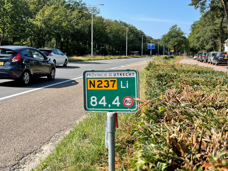 Een hectometerbordje in de berm langs de N237 tussen Zeist en Soest