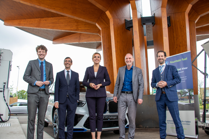 Bestuurders openen de eerste Fountain Fuel door het aansluiten van de nieuwe BMW iX5 