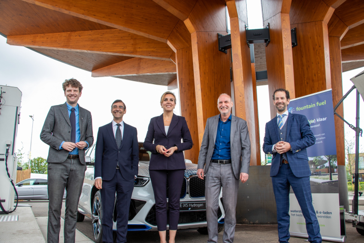 Bestuurders openen de eerste Fountain Fuel door het aansluiten van de nieuwe BMW iX5