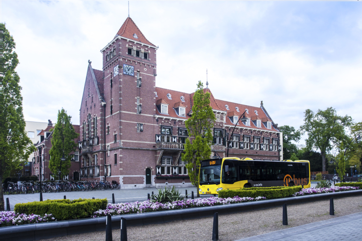 U-OV-bus bij stadhuis Zeist