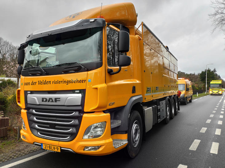 Een vrachtauto met apparatuur om rioleringen te inspecteren en schoon te maken via de putten in of langs de weg.