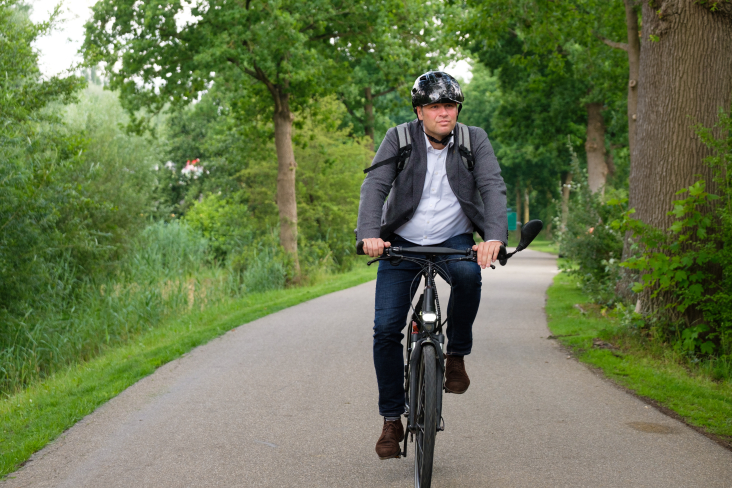 Man rijdt op speedpedelec