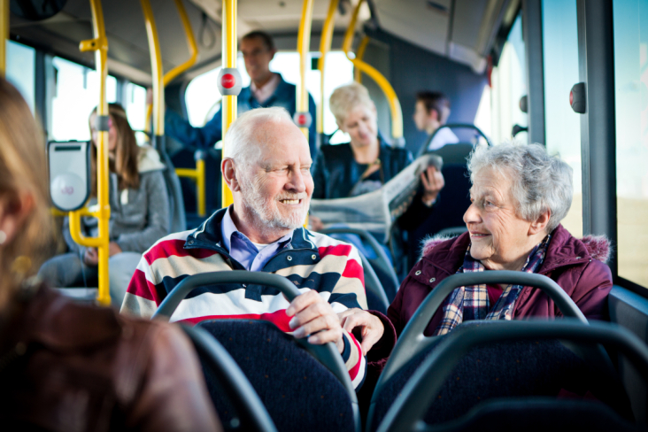 60 plussers (man en vrouw) in het openbaarvervoer