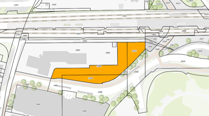 Tekening van het verkochte: in oranje de drie te verkopen kadastrale percelen ten zuid-westen van het stationsgebied Driebergen-Zeist.