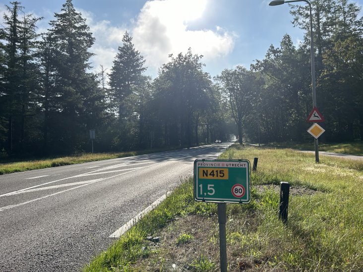 De Hilversumsestraatweg in Baarn met rechts in de berm een hectometerbordje met de aanduiding N415