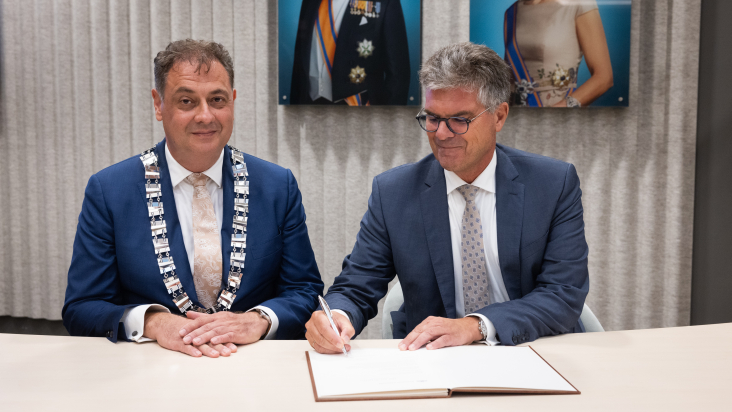 Ondertekening installatie burgemeester Bouwmeester Leusden
