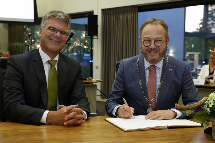 Ondertekening installatie burgemeester Van Benthem Eemnes