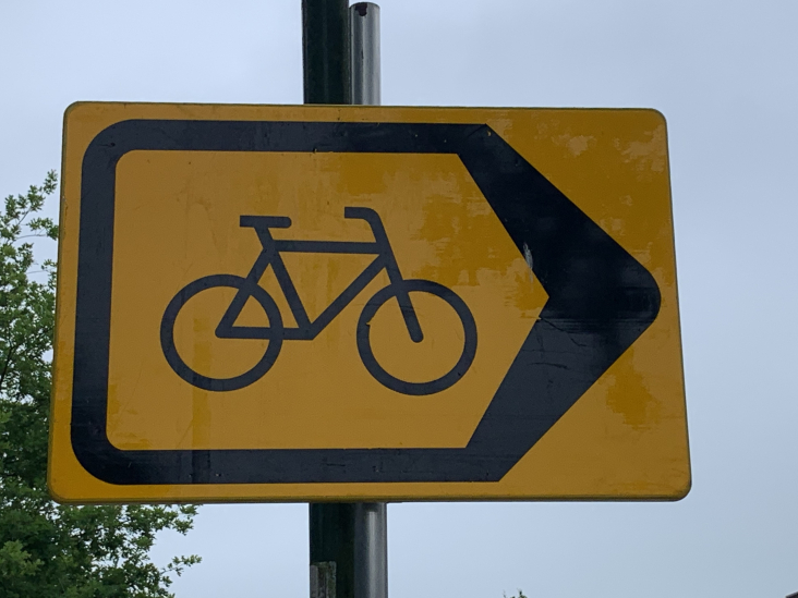 Een omleidingsbord voor fietsers