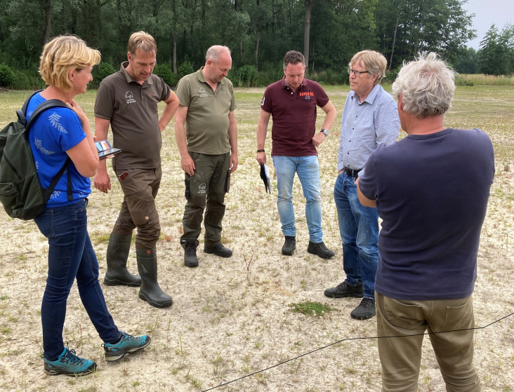 Bodemexperts en deskundigen van Landgoed De Boom en provincie evalueren de natuurwikkeling op Landgoed Boom in Leusden.