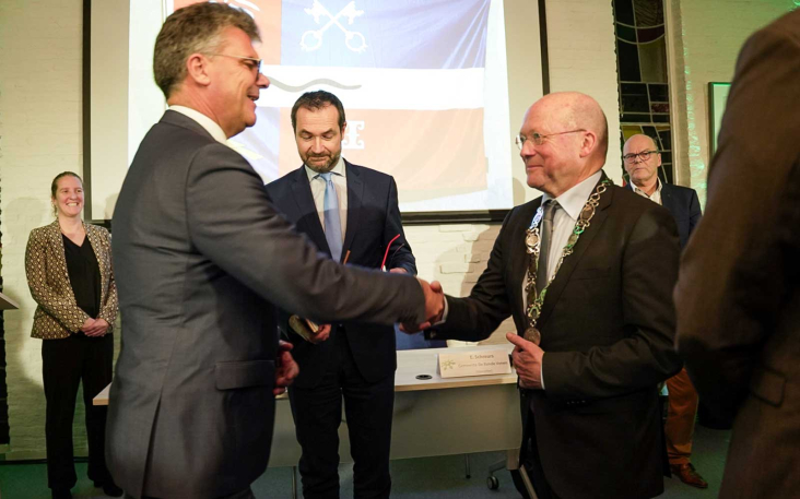 Commissaris van de Koning Hans Oosters feliciteert burgemeester Maarten Divendal
