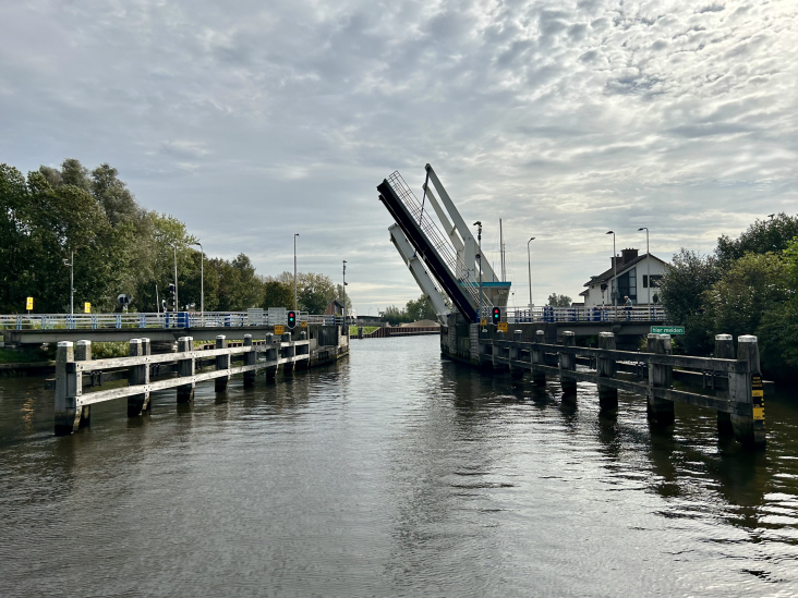 Eembrug staat half open, gezien vanaf het water