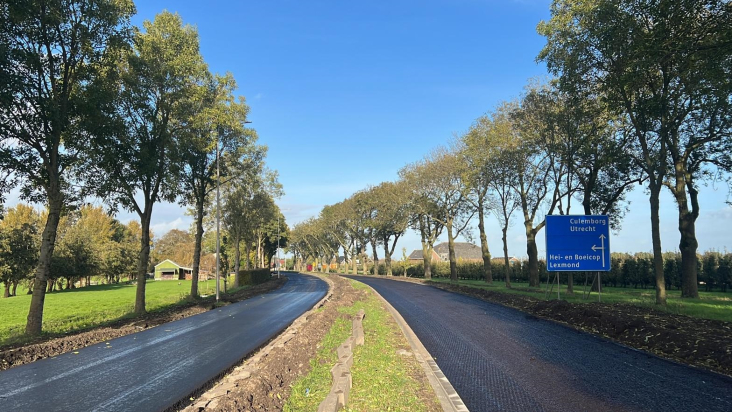 Nieuw asfalt op N484 in Schoonrewoerd