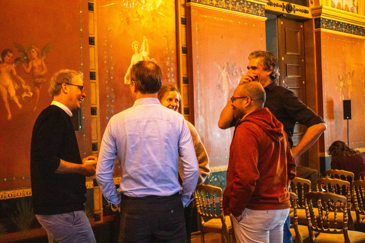 Medewerkers van overheden en kenniscentra in gesprek tijdens de werkconferentie Pientere Tuinen