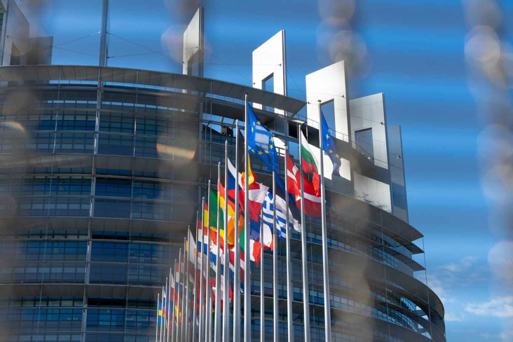 Europeese vlaggen voor EU gebouw Brussel