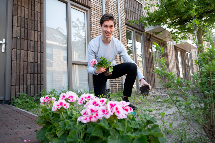 Luuk de Jong plant plantjes in tuin