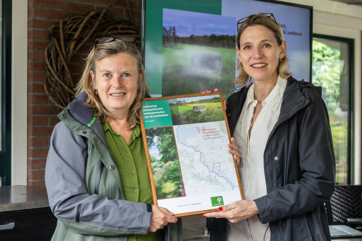 Mirjam Sterk draagt het beheer symbolisch over aan Jelka Both, Hoofd Staatsbosbeheer Provincie Utrecht. 