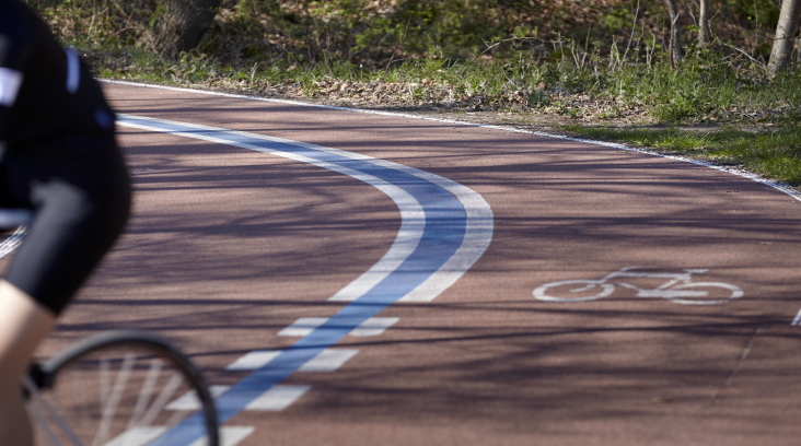 Fietspad met fietser links