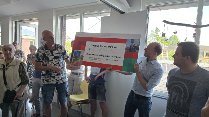 Overhandiging cheque spaarpaal Elst
