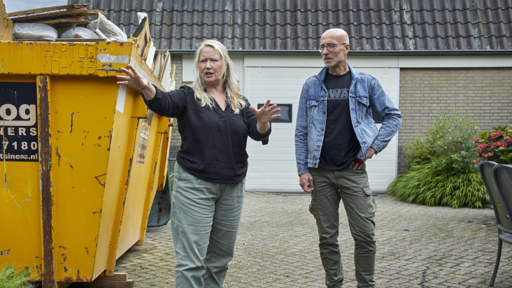 Christina Hoyer en Peter Brons op stenen oprit