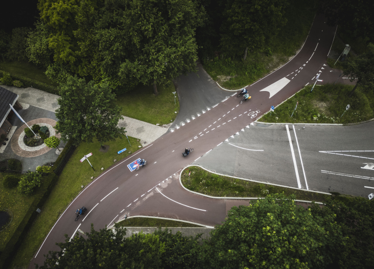 Dronefoto van man op fiets