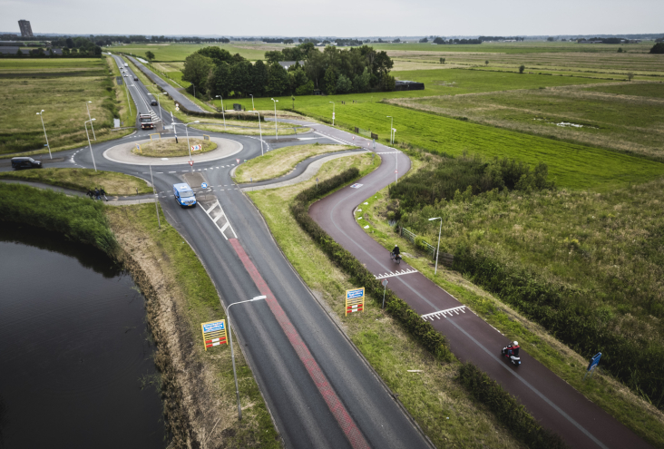 Dronefoto van weg met rotonde