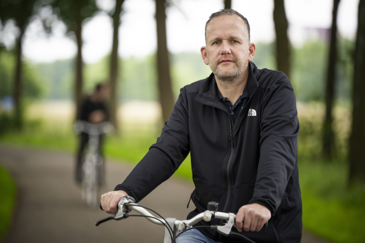 Portretfoto van man op fiets