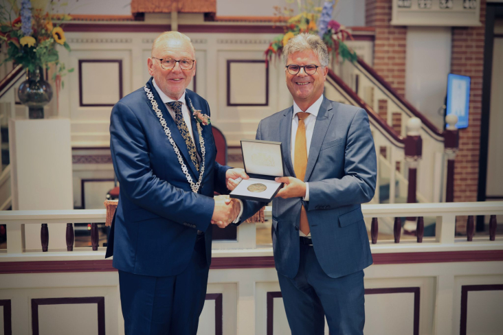 Erepenning scheidend burgemeester van Bunschoten