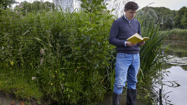 Joost van der Hammen leest een boek