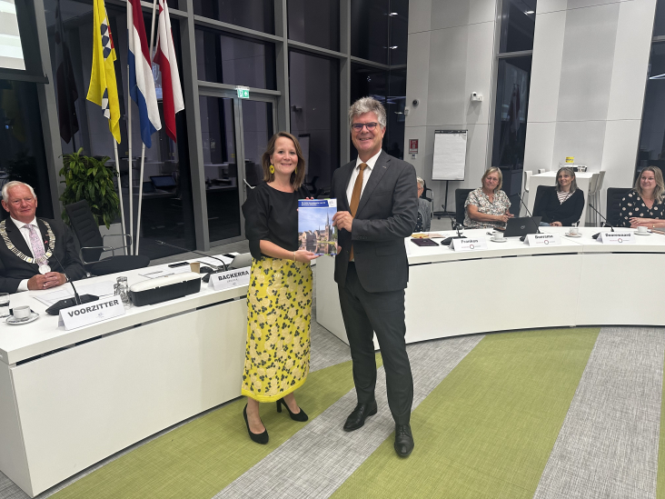 Voorzitter vertrouwenscommissie Daphne van der Wind overhandigt profielschets aan cvdK Hans Oosters