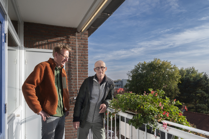 Duurzaamheidscommissie VvE Huddie en Hugo op de galerij van hun woongebouw