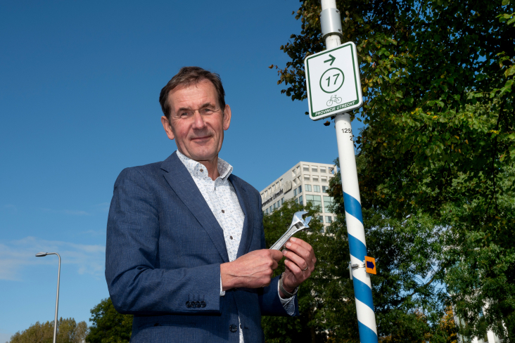 Rob van Muilekom bij nieuwe bewegwijzering