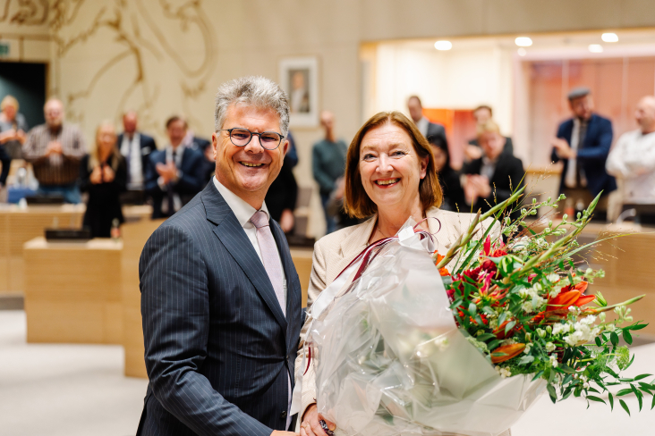 De bijgevoegde foto in de bijlage is voor vrij gebruik. Plaatsvervangend voorzitter Wilma de Boer-Leijsma feliciteert commissaris van de Koning Hans Oosters met het positieve advies.