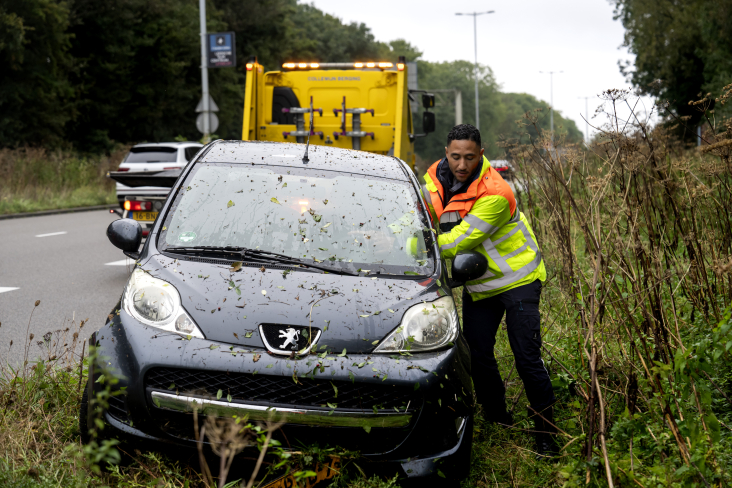 Weginspecteur sleept auto af