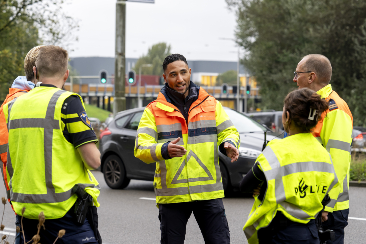 Een foto van een wegbeheerder van de provincie