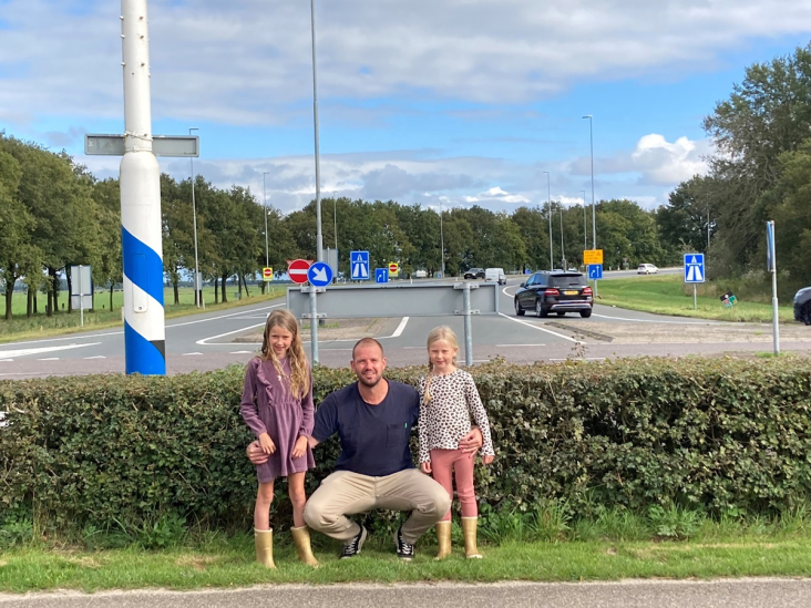 Familie Calis bij rotonde Eemnes